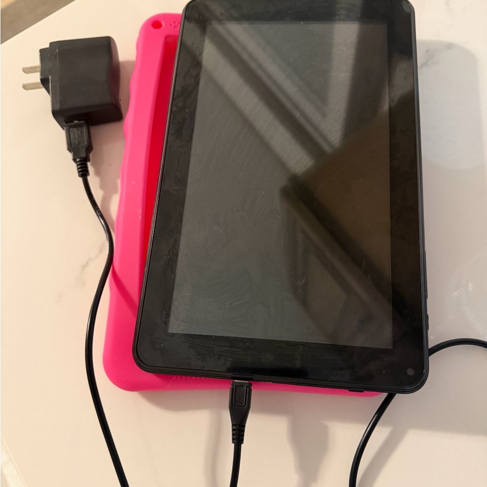 Black Tablet with Pink Case - Unbranded 7-inch Android Tablet - Picture 2 of 3